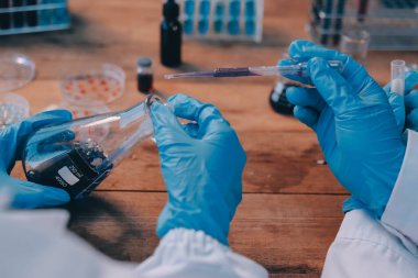 Laboratuvarda kan testi. Dispanser ile çalışan laboratuvar asistanı. Kanlı vakum tüpleri..