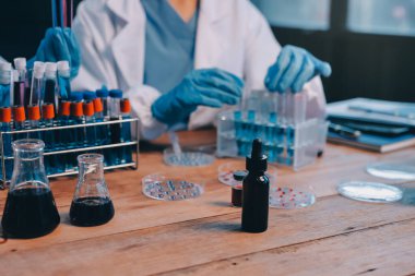 Laboratuvarda kan testi. Dispanser ile çalışan laboratuvar asistanı. Kanlı vakum tüpleri..