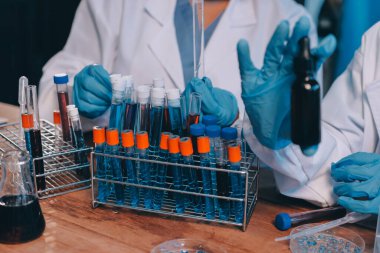 Laboratuvarda kan testi. Dispanser ile çalışan laboratuvar asistanı. Kanlı vakum tüpleri..