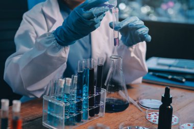 Laboratuvarda kan testi. Dispanser ile çalışan laboratuvar asistanı. Kanlı vakum tüpleri..