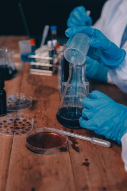 Laboratuvarda kan testi. Dispanser ile çalışan laboratuvar asistanı. Kanlı vakum tüpleri..