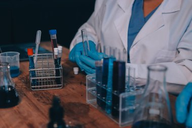 Laboratuvarda kan testi. Dispanser ile çalışan laboratuvar asistanı. Kanlı vakum tüpleri..