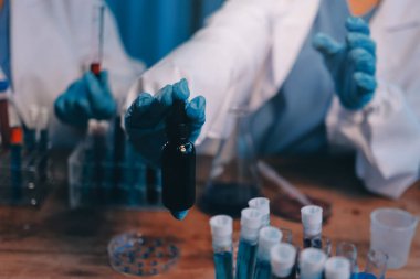 Laboratuvarda kan testi. Dispanser ile çalışan laboratuvar asistanı. Kanlı vakum tüpleri..