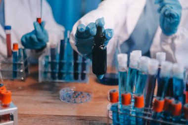 Laboratuvarda kan testi. Dispanser ile çalışan laboratuvar asistanı. Kanlı vakum tüpleri..