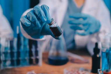 Laboratuvarda kan testi. Dispanser ile çalışan laboratuvar asistanı. Kanlı vakum tüpleri..