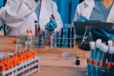 Laboratuvarda kan testi. Dispanser ile çalışan laboratuvar asistanı. Kanlı vakum tüpleri..