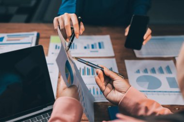 Yatırım stratejilerini analiz etmek için iş toplantıları ve daha karlı bir iş için beyin fırtınası satış planları.