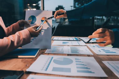 Yatırım stratejilerini analiz etmek için iş toplantıları ve daha karlı bir iş için beyin fırtınası satış planları.