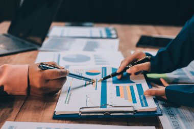 Yatırım stratejilerini analiz etmek için iş toplantıları ve daha karlı bir iş için beyin fırtınası satış planları.