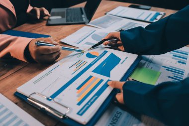 Yatırım stratejilerini analiz etmek için iş toplantıları ve daha karlı bir iş için beyin fırtınası satış planları.