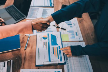 İş birleşme ve satın alma, başarılı müzakere, tokalaşma, ortaklık ve iş anlaşması konseptine ortak olmak için iki iş adamı el sıkışması.