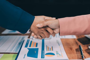İş birleşme ve satın alma, başarılı müzakere, tokalaşma, ortaklık ve iş anlaşması konseptine ortak olmak için iki iş adamı el sıkışması.