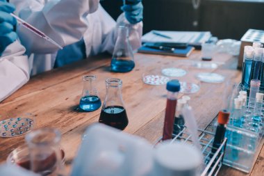 Laboratuvarda kan testi. Dispanser ile çalışan laboratuvar asistanı. Kanlı vakum tüpleri..