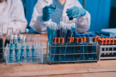 Laboratuvarda kan testi. Dispanser ile çalışan laboratuvar asistanı. Kanlı vakum tüpleri..