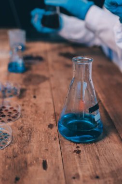 Laboratuvarda kan testi. Dispanser ile çalışan laboratuvar asistanı. Kanlı vakum tüpleri..