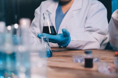 Laboratuvarda kan testi. Dispanser ile çalışan laboratuvar asistanı. Kanlı vakum tüpleri..