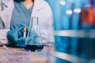 Laboratuvarda kan testi. Dispanser ile çalışan laboratuvar asistanı. Kanlı vakum tüpleri..