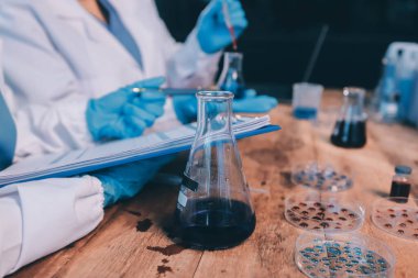 Laboratuvarda kan testi. Dispanser ile çalışan laboratuvar asistanı. Kanlı vakum tüpleri..