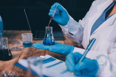 Laboratuvarda kan testi. Dispanser ile çalışan laboratuvar asistanı. Kanlı vakum tüpleri..