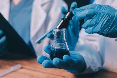 Laboratuvarda kan testi. Dispanser ile çalışan laboratuvar asistanı. Kanlı vakum tüpleri..