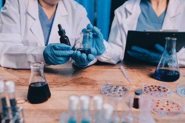 Laboratuvarda kan testi. Dispanser ile çalışan laboratuvar asistanı. Kanlı vakum tüpleri..