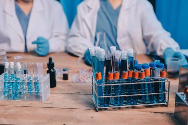 Laboratuvarda kan testi. Dispanser ile çalışan laboratuvar asistanı. Kanlı vakum tüpleri..