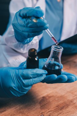 Laboratuvarda kan testi. Dispanser ile çalışan laboratuvar asistanı. Kanlı vakum tüpleri..