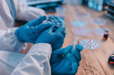 Laboratuvarda kan testi. Dispanser ile çalışan laboratuvar asistanı. Kanlı vakum tüpleri..