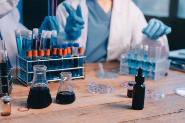 Laboratuvarda kan testi. Dispanser ile çalışan laboratuvar asistanı. Kanlı vakum tüpleri..