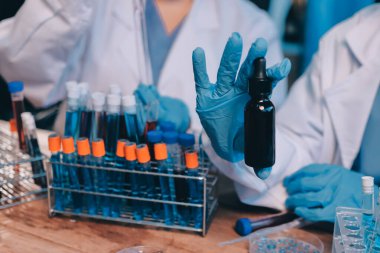 Laboratuvarda kan testi. Dispanser ile çalışan laboratuvar asistanı. Kanlı vakum tüpleri..