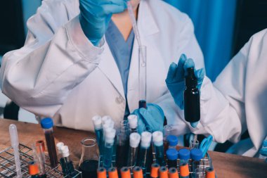 Laboratuvarda kan testi. Dispanser ile çalışan laboratuvar asistanı. Kanlı vakum tüpleri..