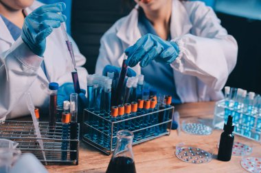 Laboratuvarda kan testi. Dispanser ile çalışan laboratuvar asistanı. Kanlı vakum tüpleri..