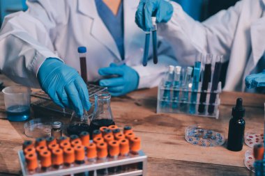 Laboratuvarda kan testi. Dispanser ile çalışan laboratuvar asistanı. Kanlı vakum tüpleri..