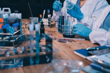 Laboratuvarda kan testi. Dispanser ile çalışan laboratuvar asistanı. Kanlı vakum tüpleri..