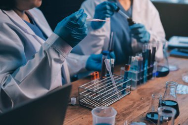 Laboratuvarda kan testi. Dispanser ile çalışan laboratuvar asistanı. Kanlı vakum tüpleri..