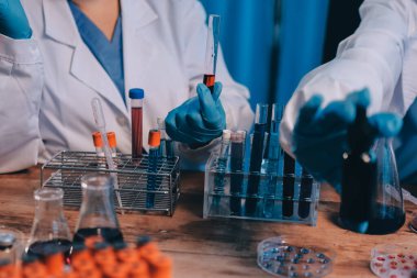 Laboratuvarda kan testi. Dispanser ile çalışan laboratuvar asistanı. Kanlı vakum tüpleri..