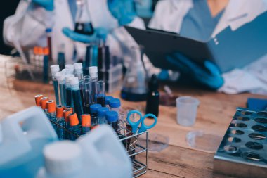 Laboratuvarda kan testi. Dispanser ile çalışan laboratuvar asistanı. Kanlı vakum tüpleri..