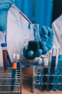 Laboratuvarda kan testi. Dispanser ile çalışan laboratuvar asistanı. Kanlı vakum tüpleri..