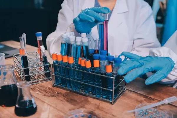 Laboratuvarda kan testi. Dispanser ile çalışan laboratuvar asistanı. Kanlı vakum tüpleri..