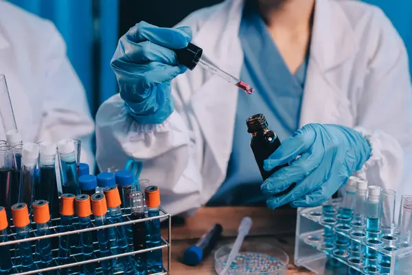 Laboratuvarda kan testi. Dispanser ile çalışan laboratuvar asistanı. Kanlı vakum tüpleri..