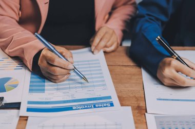 Yatırım stratejilerini analiz etmek için iş toplantıları ve daha karlı bir iş için beyin fırtınası satış planları.