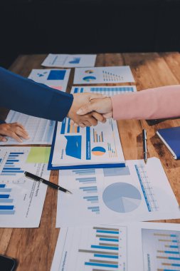 İş birleşme ve satın alma, başarılı müzakere, tokalaşma, ortaklık ve iş anlaşması konseptine ortak olmak için iki iş adamı el sıkışması.