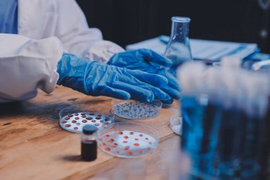 Laboratuvarda kan testi. Dispanser ile çalışan laboratuvar asistanı. Kanlı vakum tüpleri..