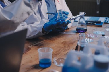 Laboratuvarda kan testi. Dispanser ile çalışan laboratuvar asistanı. Kanlı vakum tüpleri..