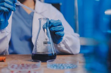 Laboratuvarda kan testi. Dispanser ile çalışan laboratuvar asistanı. Kanlı vakum tüpleri..