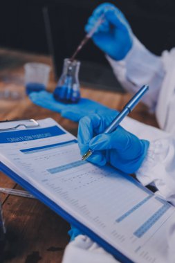 Laboratuvarda kan testi. Dispanser ile çalışan laboratuvar asistanı. Kanlı vakum tüpleri..