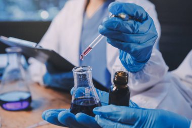 Laboratuvarda kan testi. Dispanser ile çalışan laboratuvar asistanı. Kanlı vakum tüpleri..