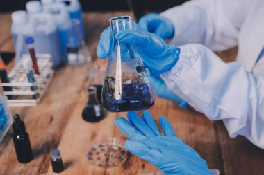 Laboratuvarda kan testi. Dispanser ile çalışan laboratuvar asistanı. Kanlı vakum tüpleri..