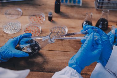 Laboratuvarda kan testi. Dispanser ile çalışan laboratuvar asistanı. Kanlı vakum tüpleri..