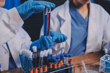 Laboratuvarda kan testi. Dispanser ile çalışan laboratuvar asistanı. Kanlı vakum tüpleri..